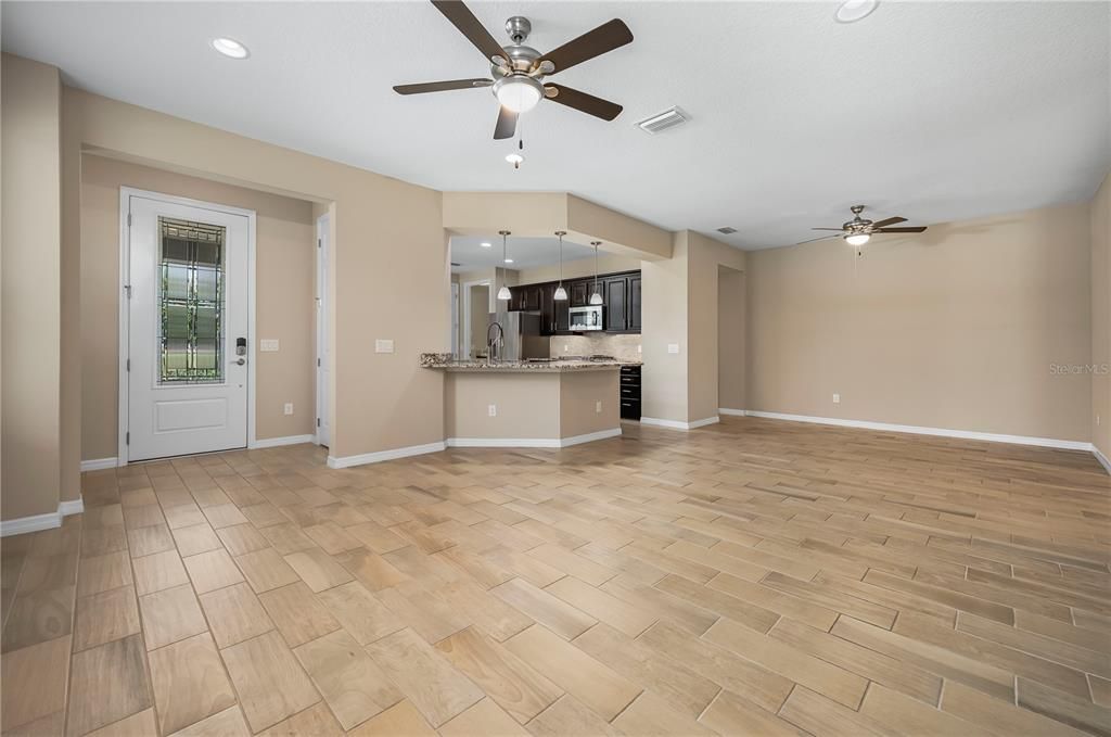 Под контрактом: $320,000 (2 спален, 2 ванн, 1666 Квадратных фут)