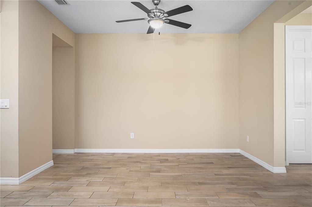 Под контрактом: $320,000 (2 спален, 2 ванн, 1666 Квадратных фут)