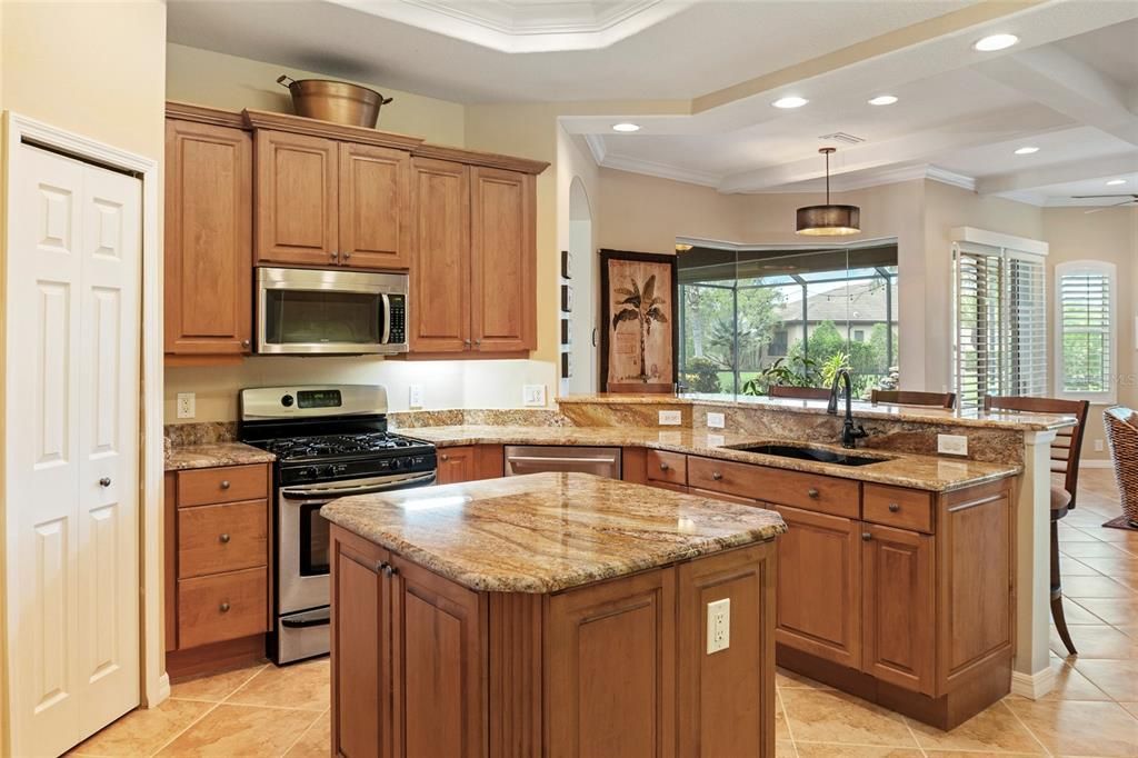 Activo con contrato: $625,000 (4 camas, 3 baños, 2889 Pies cuadrados)