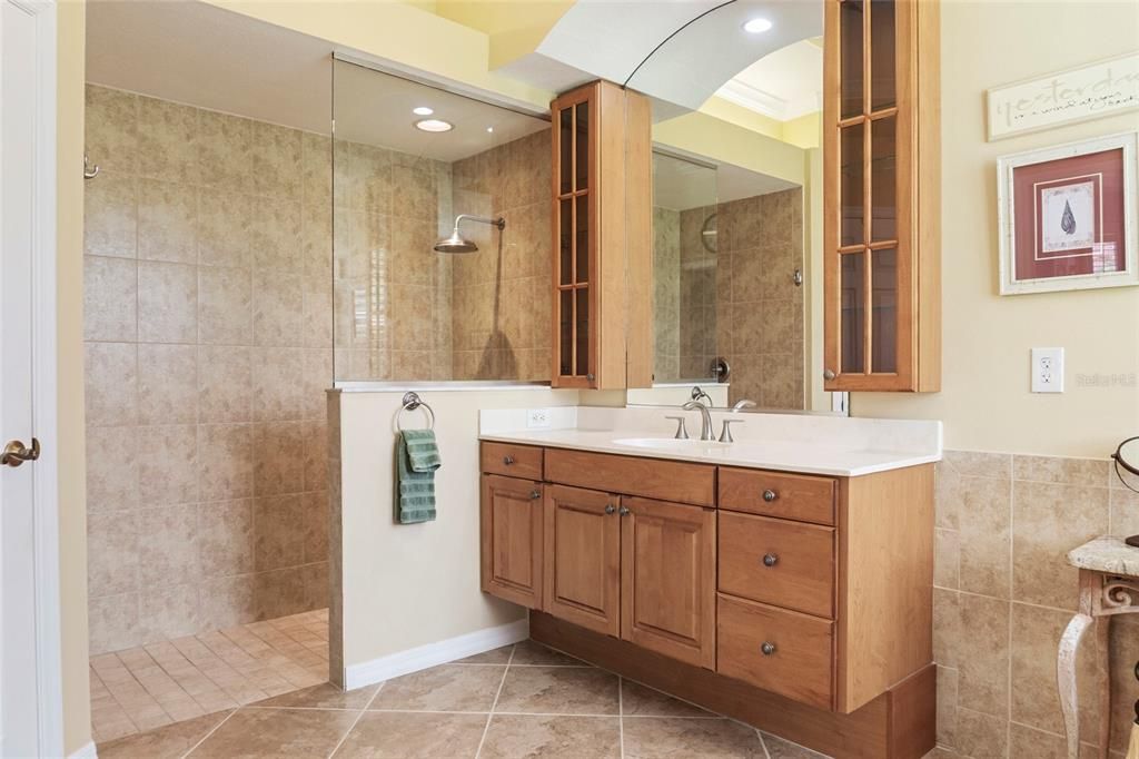 Activo con contrato: $625,000 (4 camas, 3 baños, 2889 Pies cuadrados)