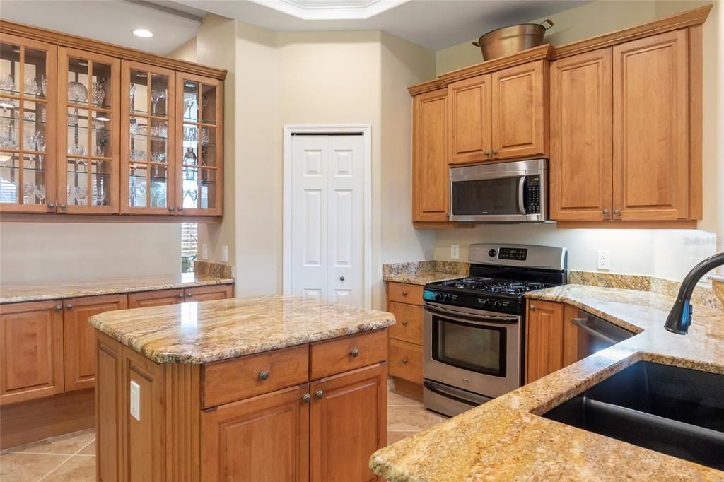 Activo con contrato: $625,000 (4 camas, 3 baños, 2889 Pies cuadrados)