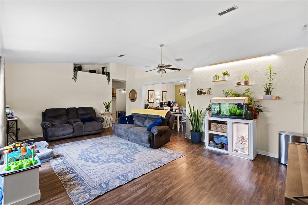 待售: $374,900 (4 贝兹, 2 浴室, 1780 平方英尺)