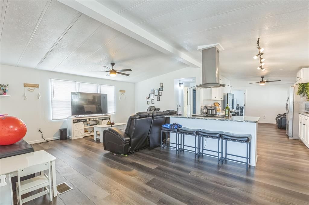 Active With Contract: $208,000 (3 beds, 2 baths, 1346 Square Feet)