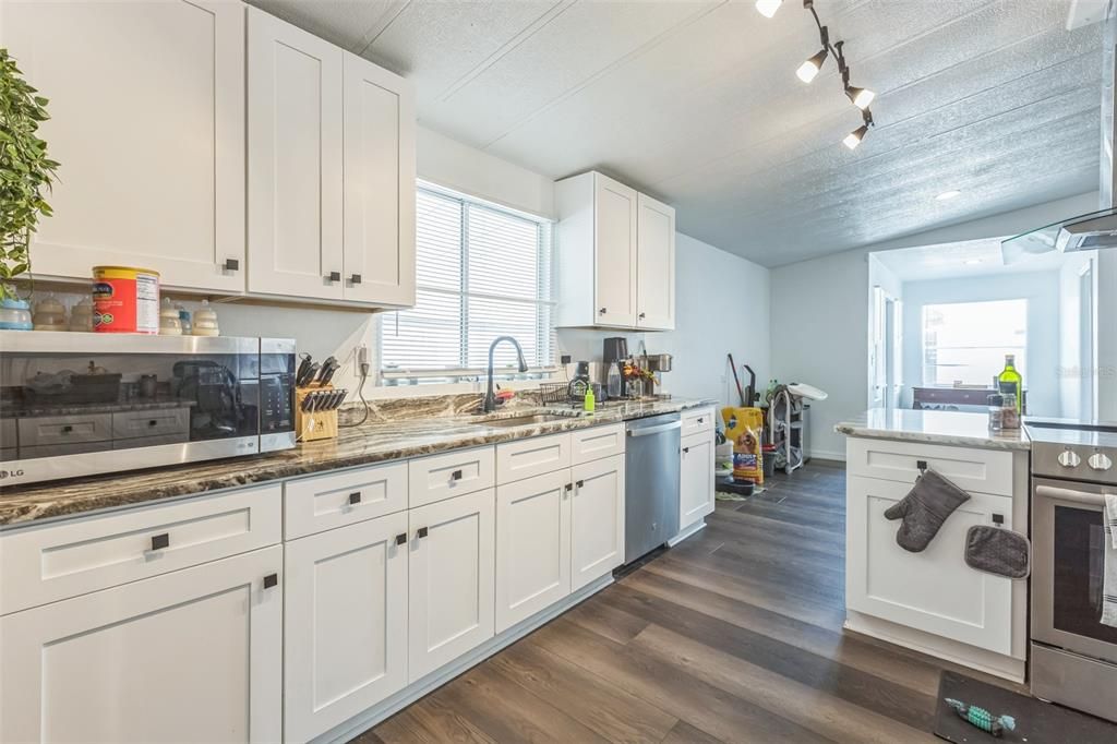 Active With Contract: $208,000 (3 beds, 2 baths, 1346 Square Feet)