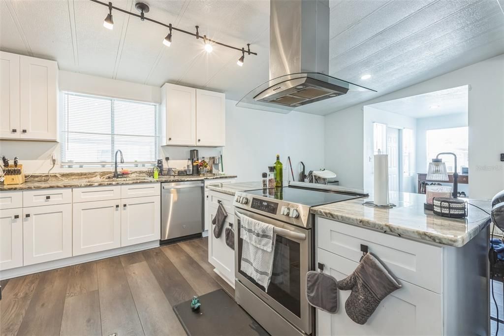 Active With Contract: $208,000 (3 beds, 2 baths, 1346 Square Feet)