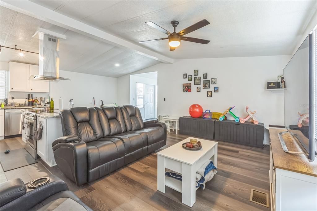 Active With Contract: $208,000 (3 beds, 2 baths, 1346 Square Feet)