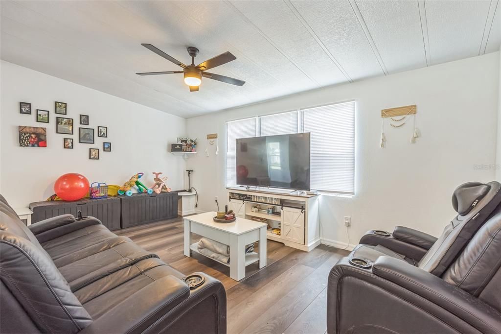 Active With Contract: $208,000 (3 beds, 2 baths, 1346 Square Feet)