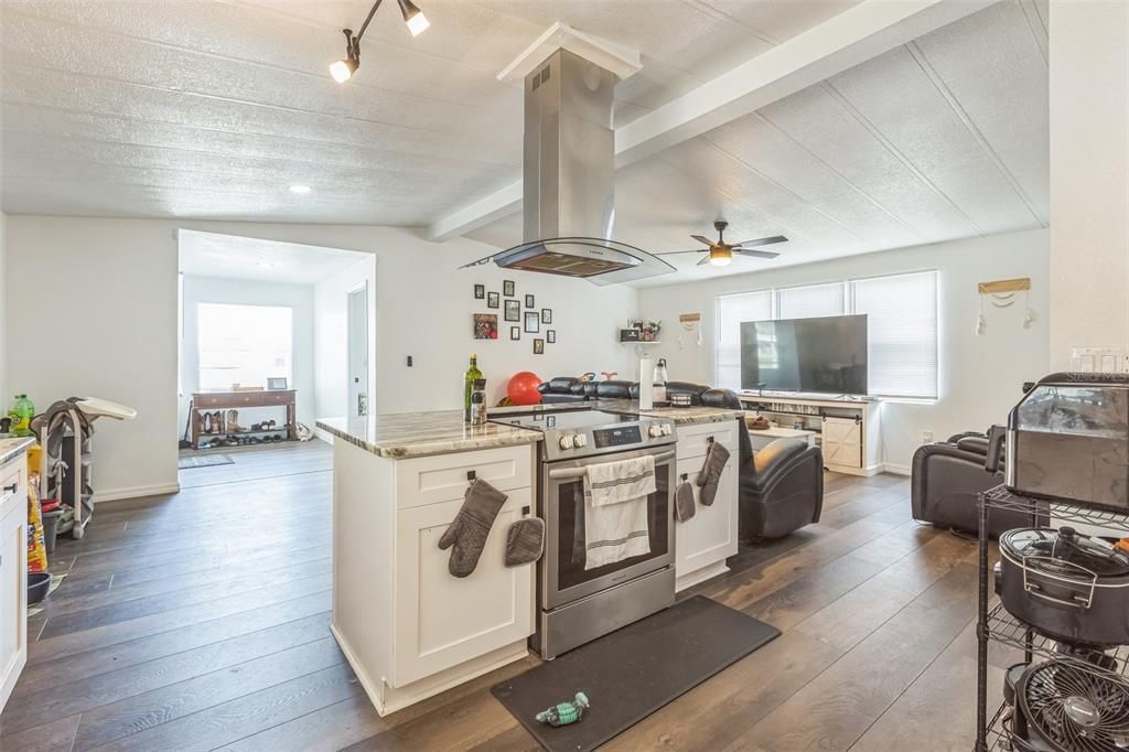 Active With Contract: $208,000 (3 beds, 2 baths, 1346 Square Feet)