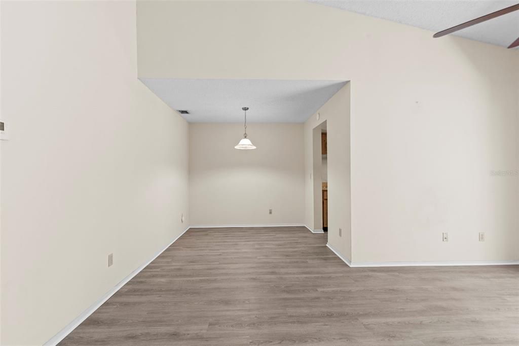 Active With Contract: $125,000 (1 beds, 1 baths, 736 Square Feet)