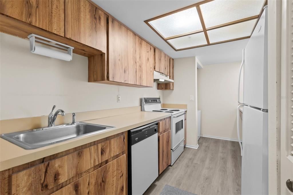 Active With Contract: $125,000 (1 beds, 1 baths, 736 Square Feet)