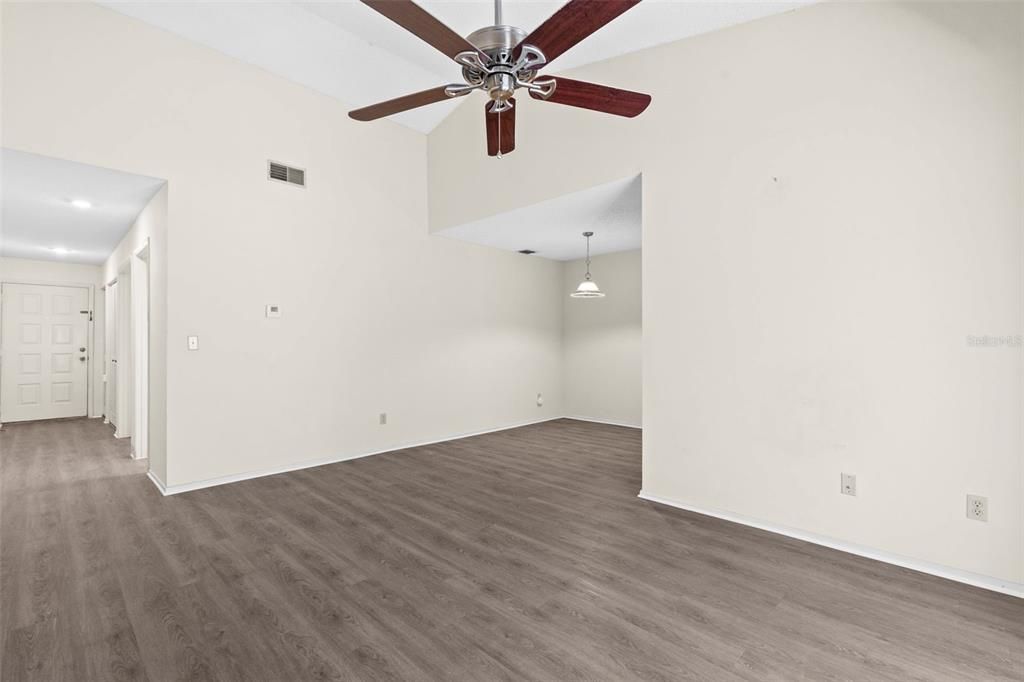 Active With Contract: $125,000 (1 beds, 1 baths, 736 Square Feet)