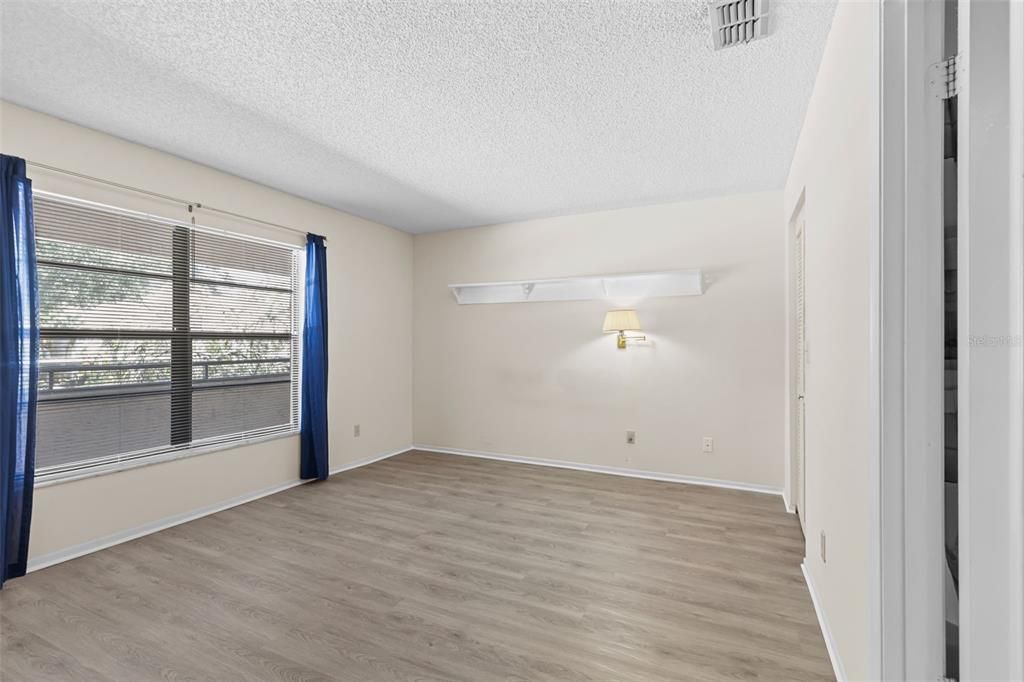 Active With Contract: $125,000 (1 beds, 1 baths, 736 Square Feet)
