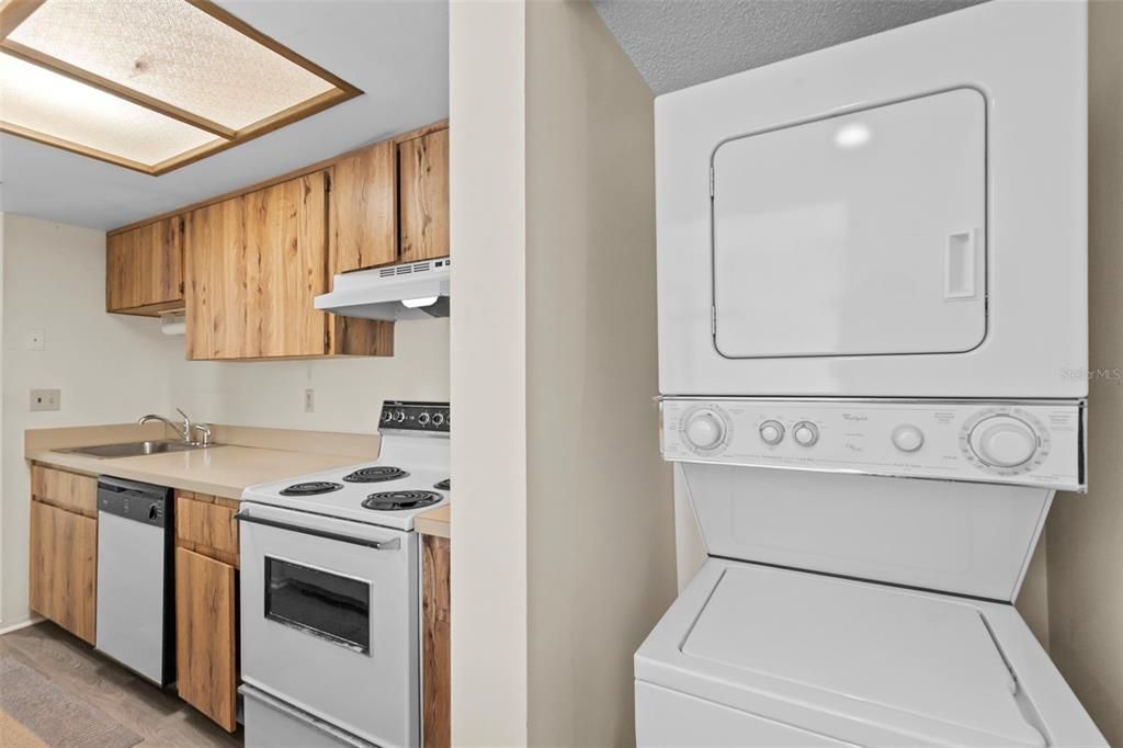 Active With Contract: $125,000 (1 beds, 1 baths, 736 Square Feet)