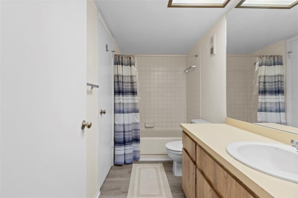 Active With Contract: $125,000 (1 beds, 1 baths, 736 Square Feet)