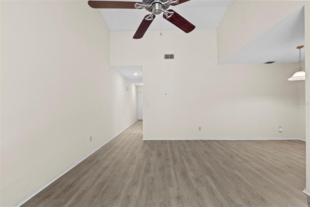 Active With Contract: $125,000 (1 beds, 1 baths, 736 Square Feet)