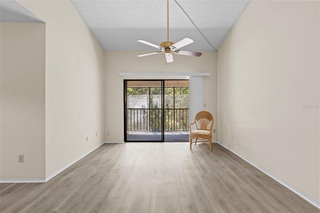 Active With Contract: $125,000 (1 beds, 1 baths, 736 Square Feet)