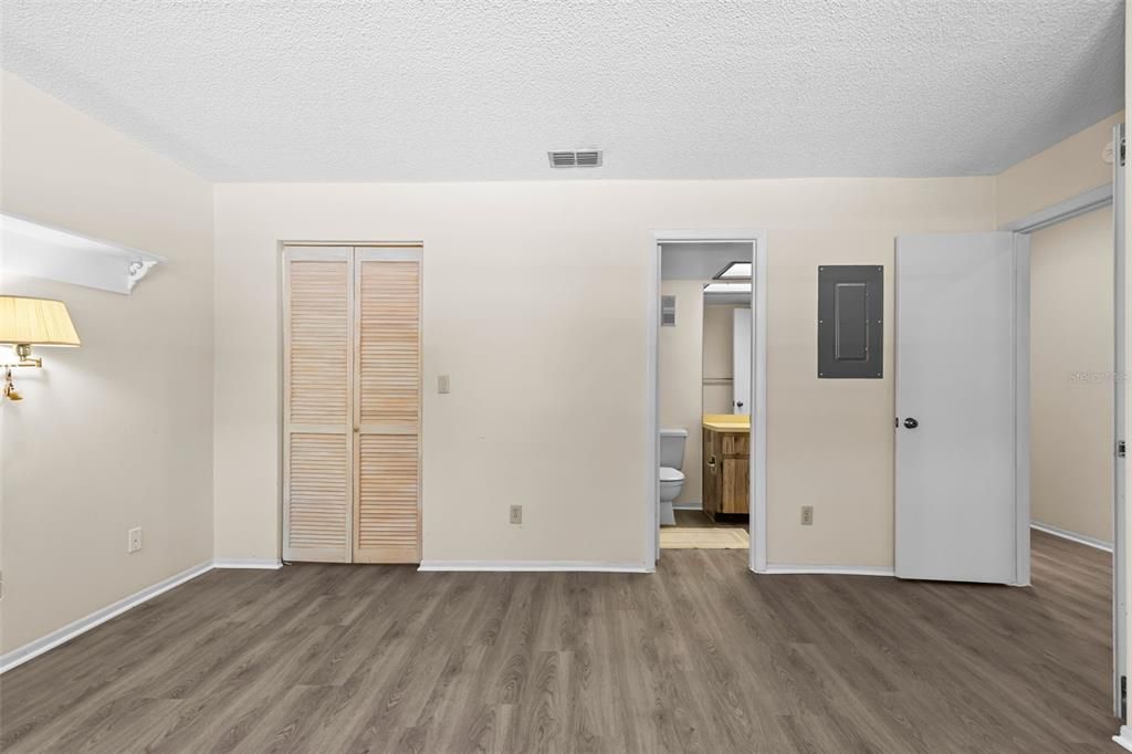 Active With Contract: $125,000 (1 beds, 1 baths, 736 Square Feet)