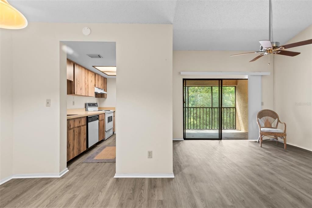 Active With Contract: $125,000 (1 beds, 1 baths, 736 Square Feet)