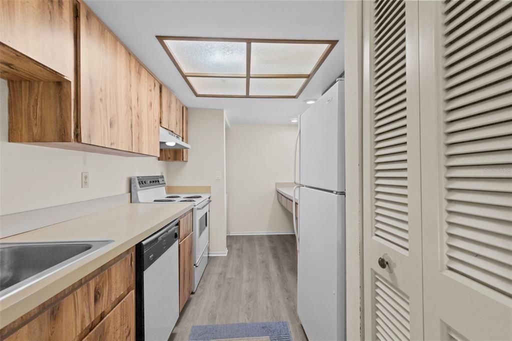 Active With Contract: $125,000 (1 beds, 1 baths, 736 Square Feet)