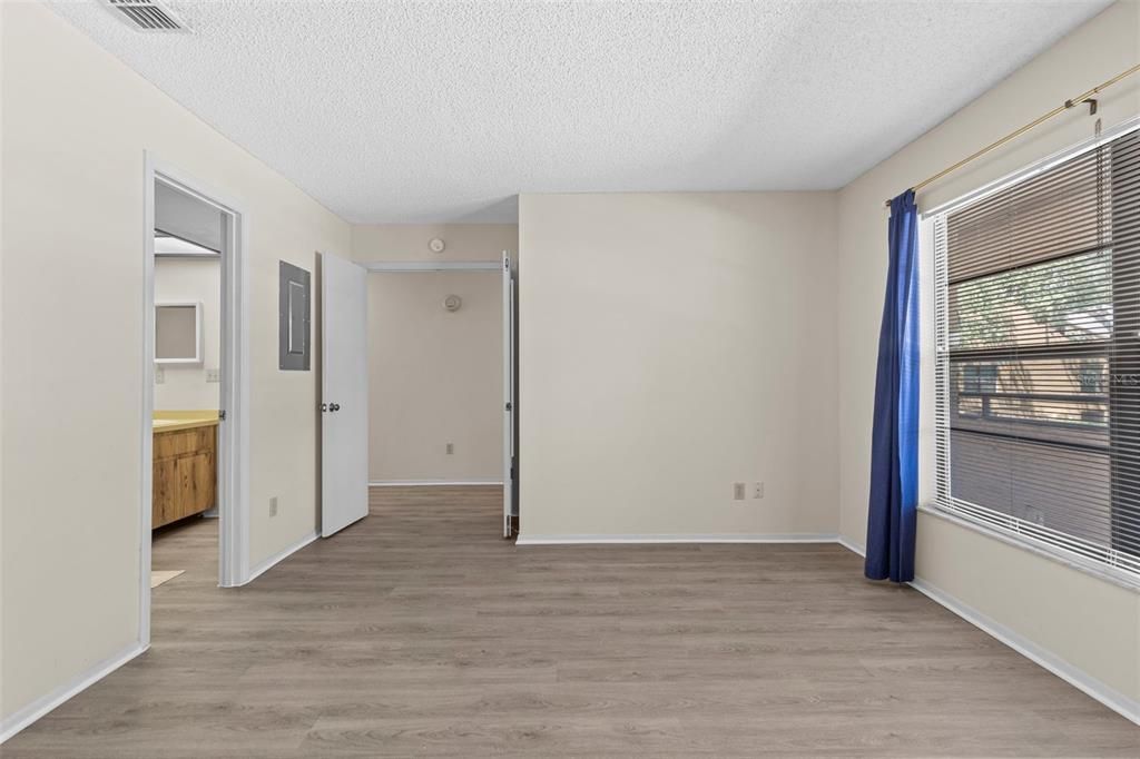 Active With Contract: $125,000 (1 beds, 1 baths, 736 Square Feet)