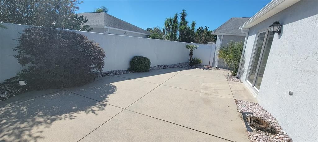 合同活跃: $299,900 (2 贝兹, 2 浴室, 1270 平方英尺)