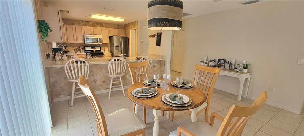 合同活跃: $299,900 (2 贝兹, 2 浴室, 1270 平方英尺)