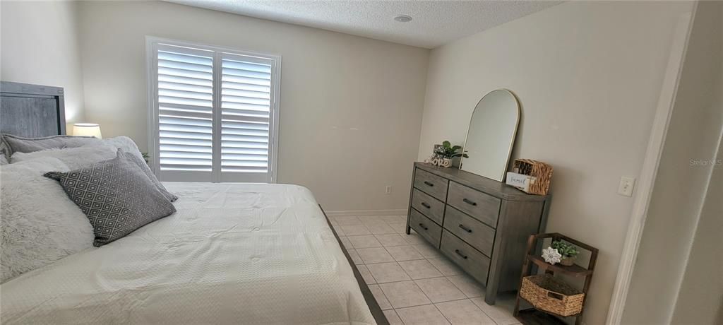 合同活跃: $299,900 (2 贝兹, 2 浴室, 1270 平方英尺)