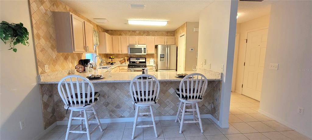 合同活跃: $299,900 (2 贝兹, 2 浴室, 1270 平方英尺)