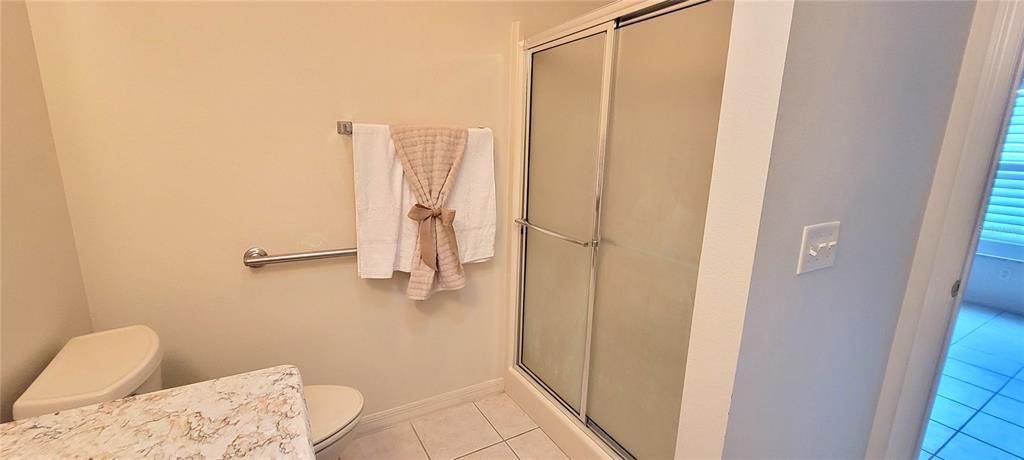 合同活跃: $299,900 (2 贝兹, 2 浴室, 1270 平方英尺)