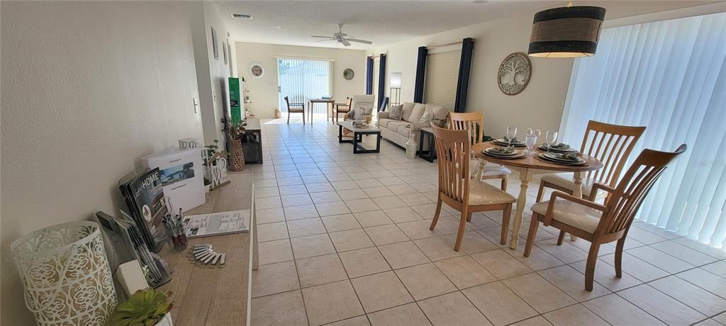 合同活跃: $299,900 (2 贝兹, 2 浴室, 1270 平方英尺)