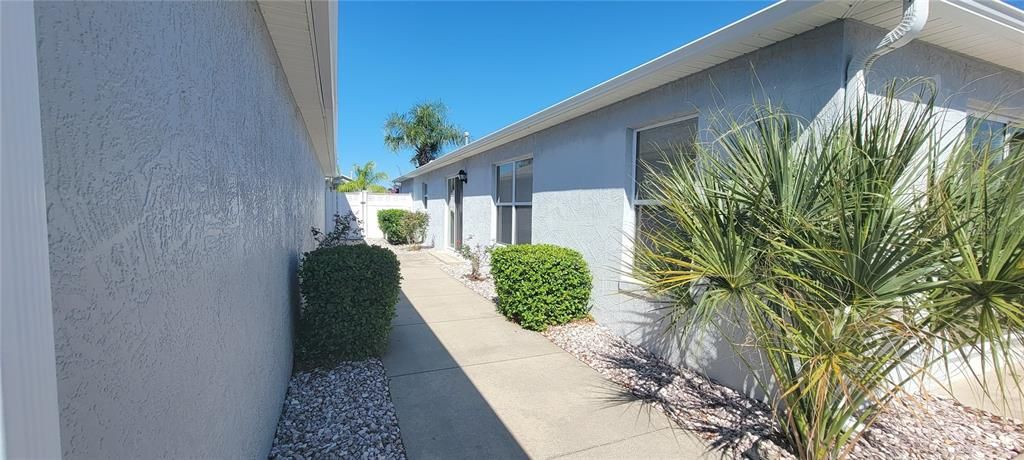 合同活跃: $299,900 (2 贝兹, 2 浴室, 1270 平方英尺)