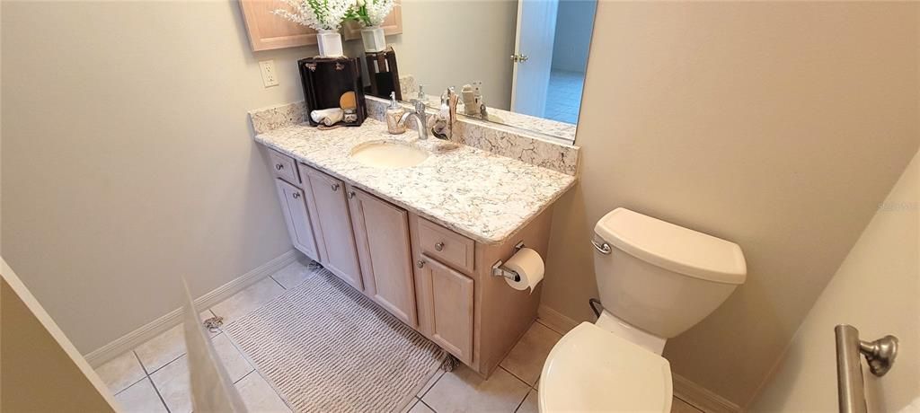 合同活跃: $299,900 (2 贝兹, 2 浴室, 1270 平方英尺)