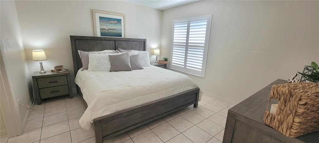 合同活跃: $299,900 (2 贝兹, 2 浴室, 1270 平方英尺)