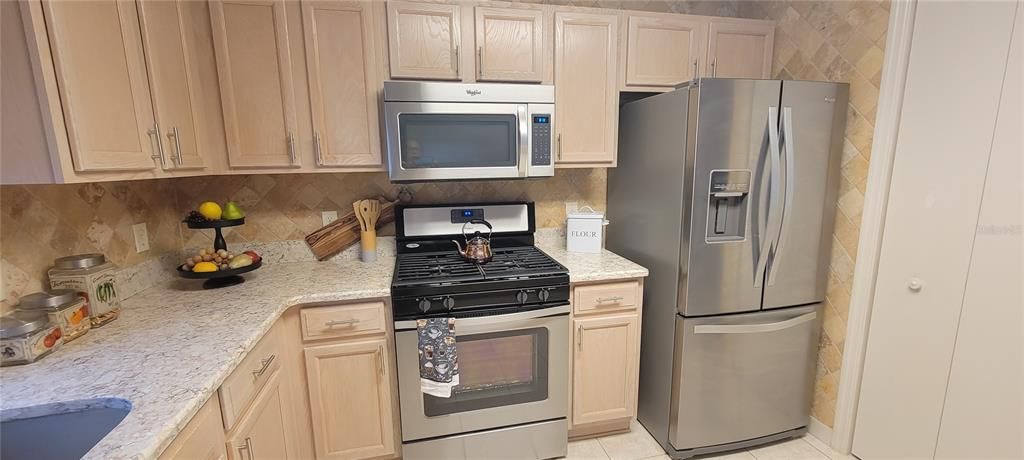 合同活跃: $299,900 (2 贝兹, 2 浴室, 1270 平方英尺)