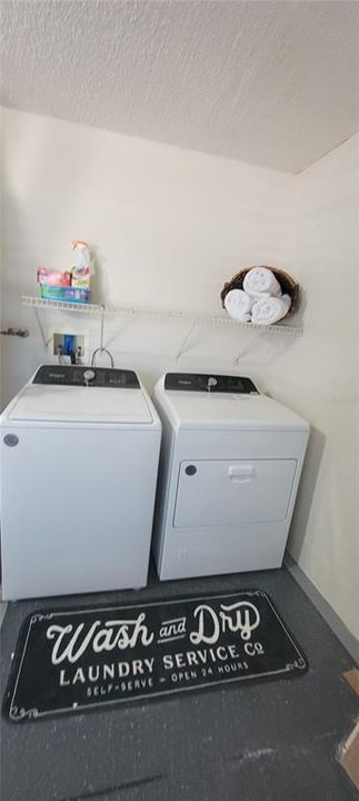 合同活跃: $299,900 (2 贝兹, 2 浴室, 1270 平方英尺)