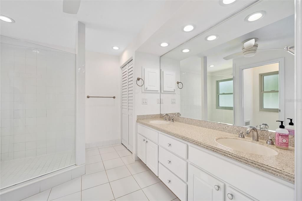 待售: $1,625,000 (4 贝兹, 3 浴室, 2705 平方英尺)