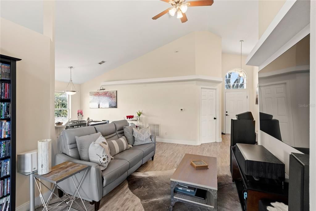 На продажу: $365,000 (3 спален, 2 ванн, 1186 Квадратных фут)