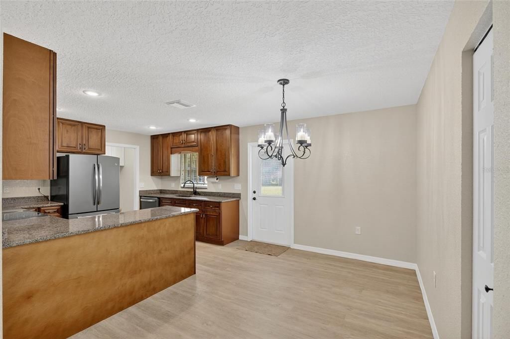 合同活跃: $448,000 (3 贝兹, 2 浴室, 1536 平方英尺)