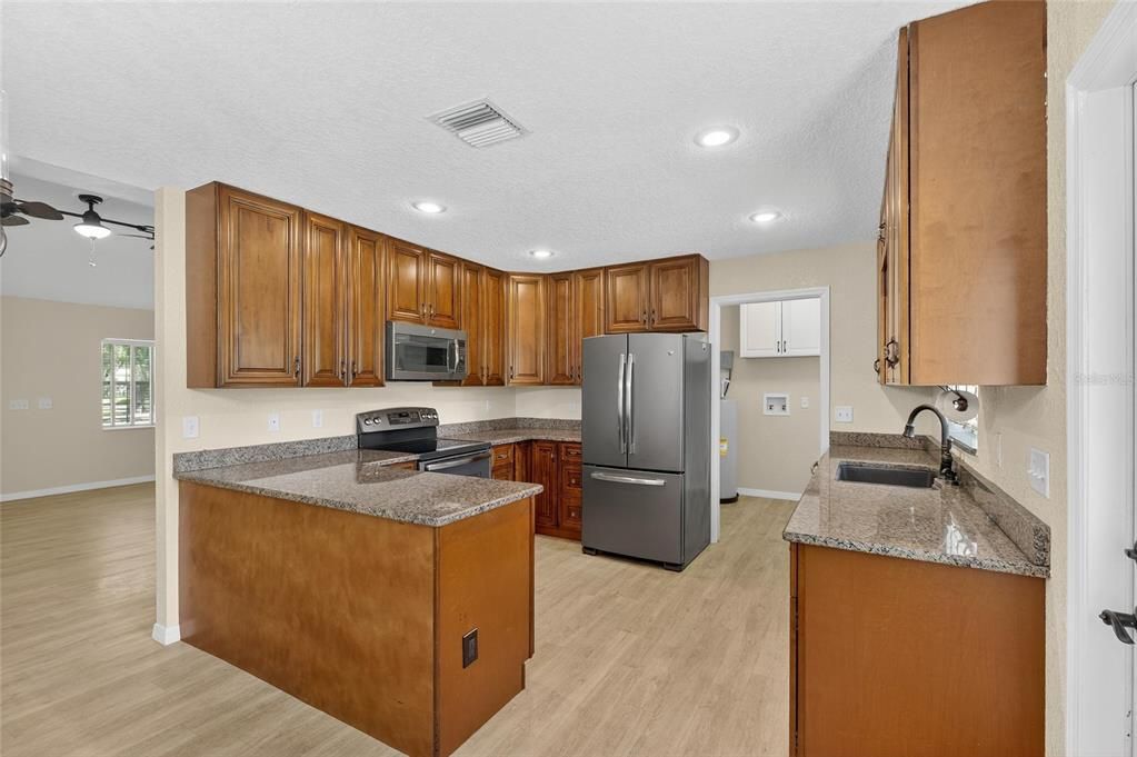 合同活跃: $448,000 (3 贝兹, 2 浴室, 1536 平方英尺)