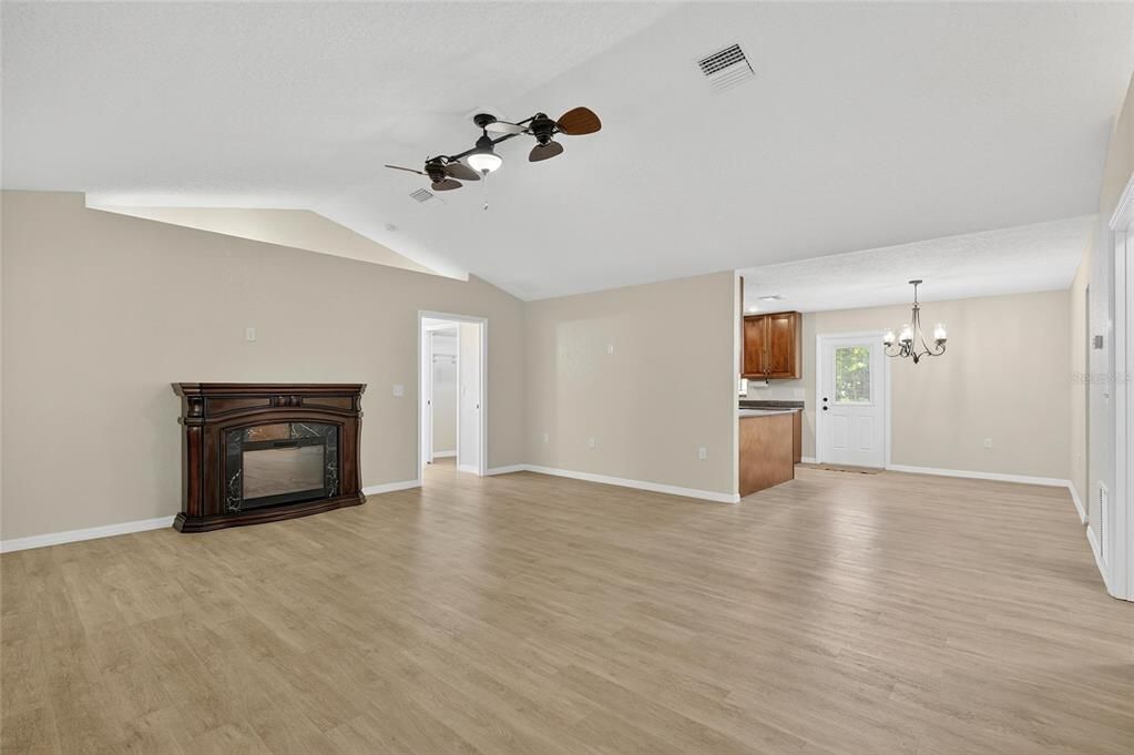 合同活跃: $448,000 (3 贝兹, 2 浴室, 1536 平方英尺)