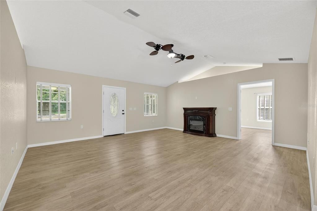 合同活跃: $448,000 (3 贝兹, 2 浴室, 1536 平方英尺)