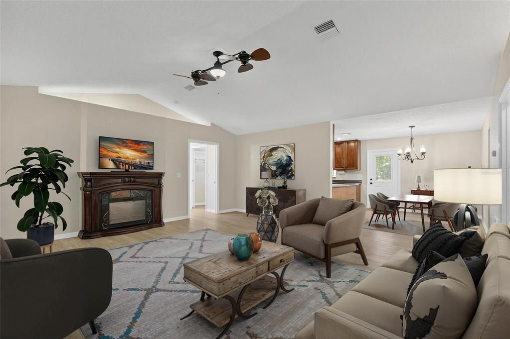 合同活跃: $448,000 (3 贝兹, 2 浴室, 1536 平方英尺)