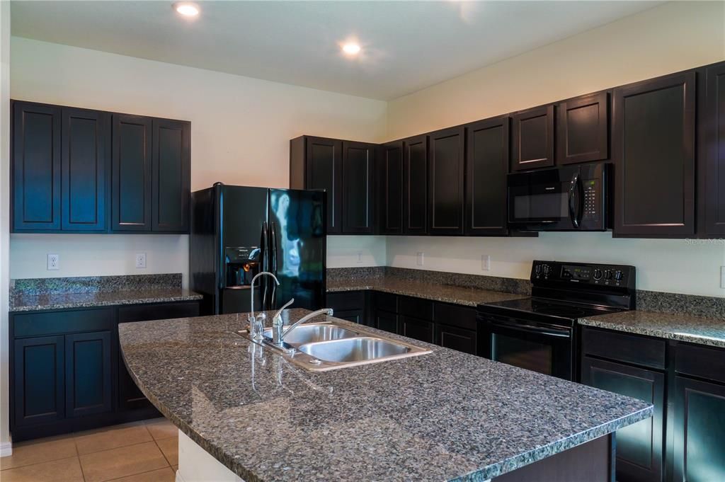 Activo con contrato: $317,000 (3 camas, 2 baños, 1707 Pies cuadrados)