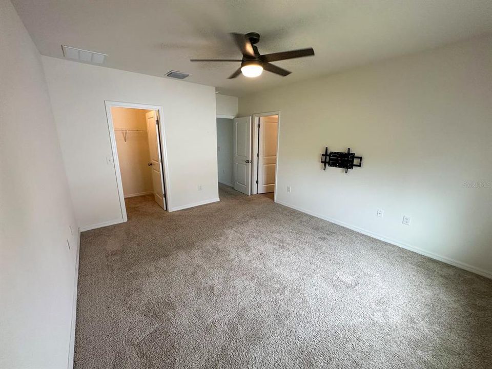 Activo con contrato: $317,000 (3 camas, 2 baños, 1707 Pies cuadrados)