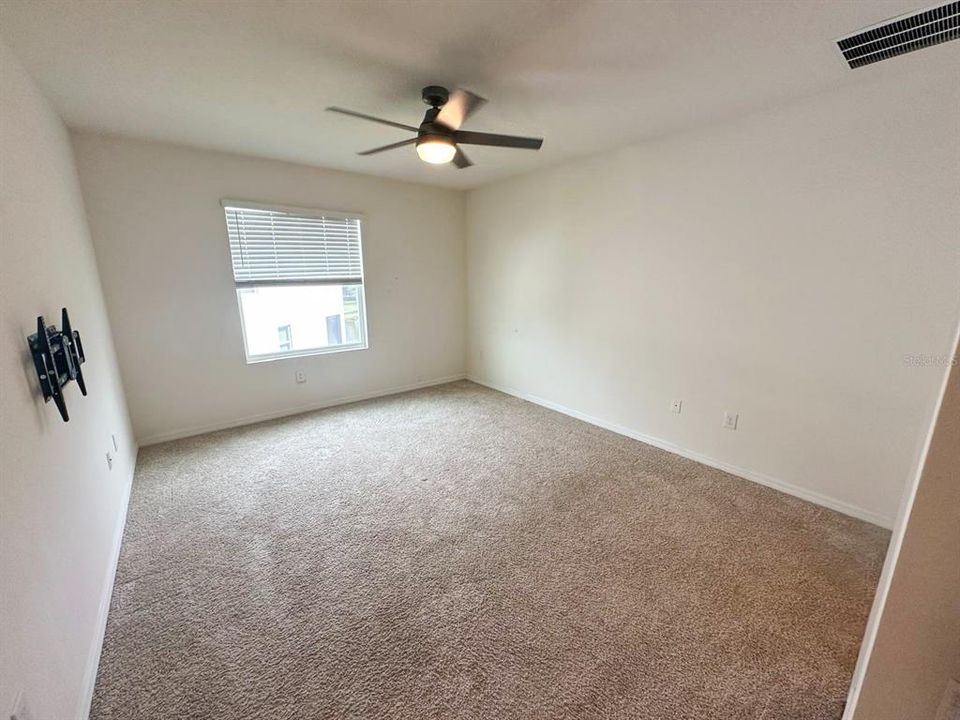 Activo con contrato: $317,000 (3 camas, 2 baños, 1707 Pies cuadrados)