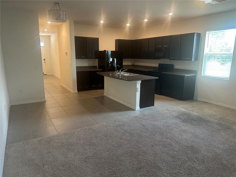 Activo con contrato: $317,000 (3 camas, 2 baños, 1707 Pies cuadrados)