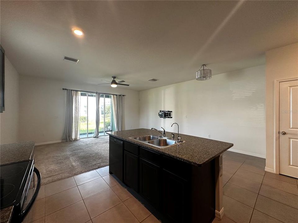 Activo con contrato: $317,000 (3 camas, 2 baños, 1707 Pies cuadrados)