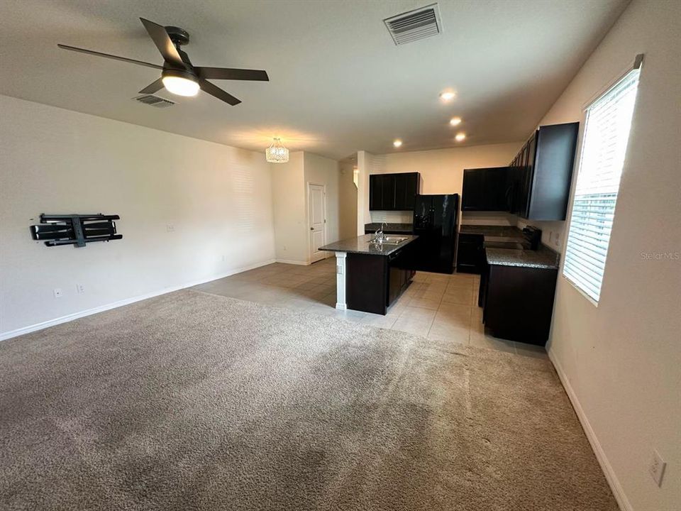 Activo con contrato: $317,000 (3 camas, 2 baños, 1707 Pies cuadrados)