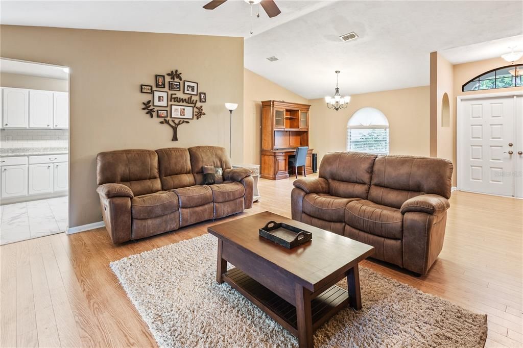 待售: $327,000 (3 贝兹, 2 浴室, 1773 平方英尺)