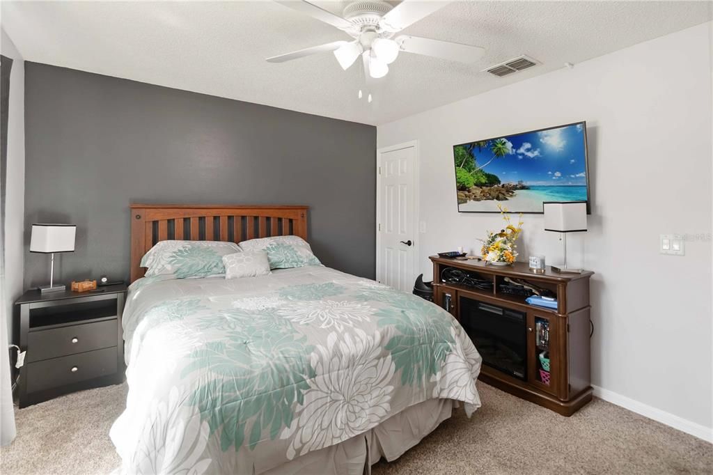 合同活跃: $349,000 (4 贝兹, 2 浴室, 1854 平方英尺)